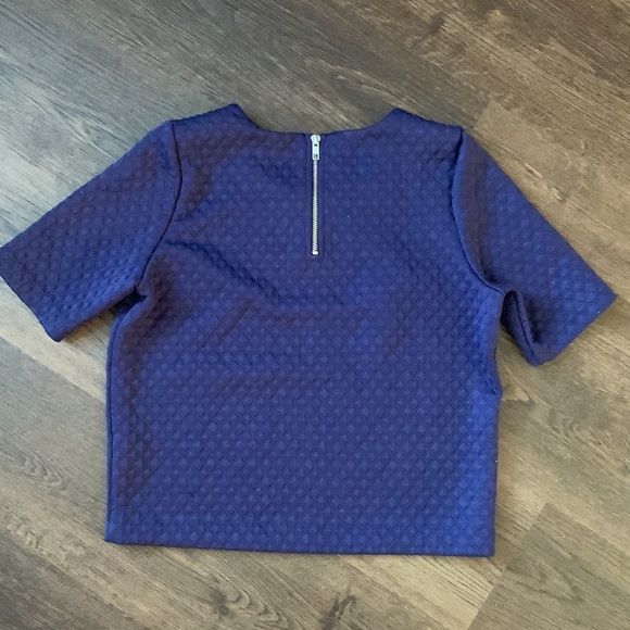 Gianni Bini Navy quilted cropped elbow sleeve top size medium - Picture 4 of 4